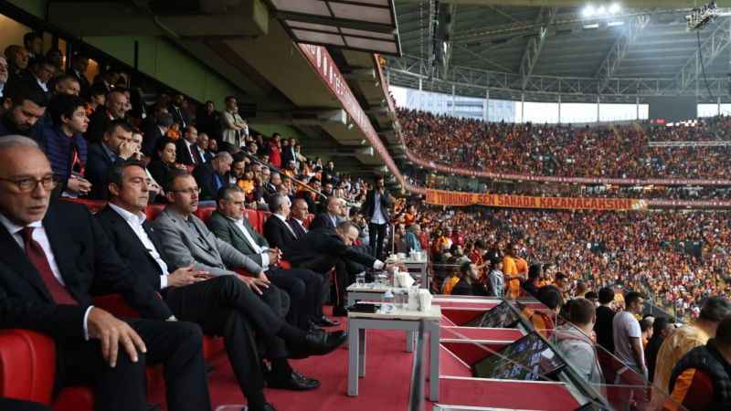 Gençlik ve Spor Bakanı derbi maçında 