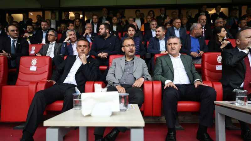 Gençlik ve Spor Bakanı derbi maçında 