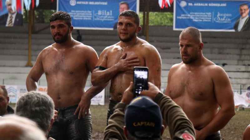 Akyazı'da başpehlivan Serdar Yıldırım oldu