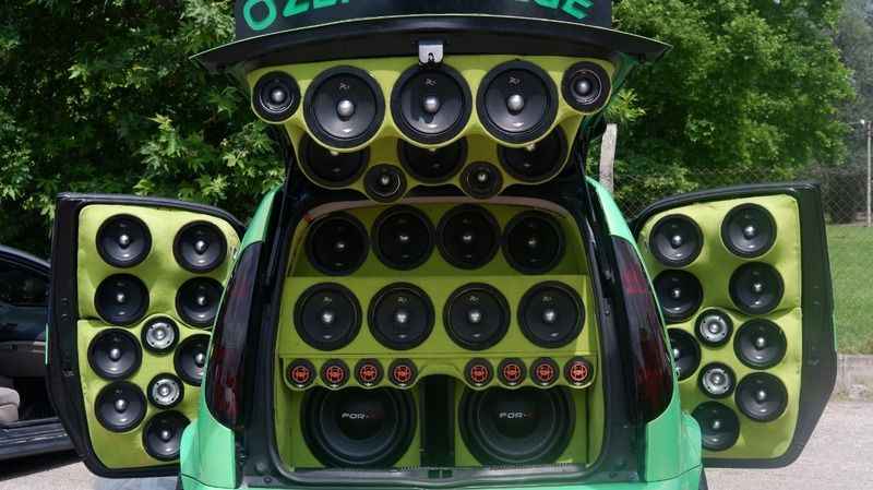 250 bin liralık araca 1,5 milyonluk ses sistemi döşetti