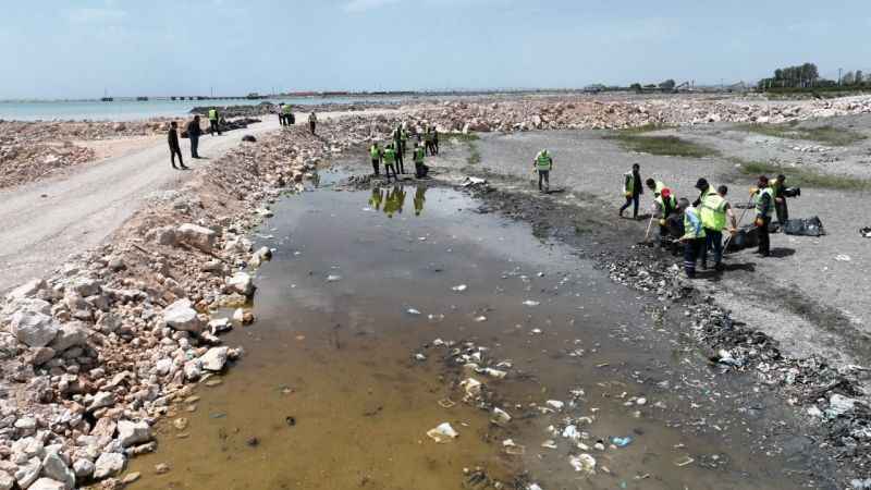 Van Gölü sahilinde çevre temizliği
