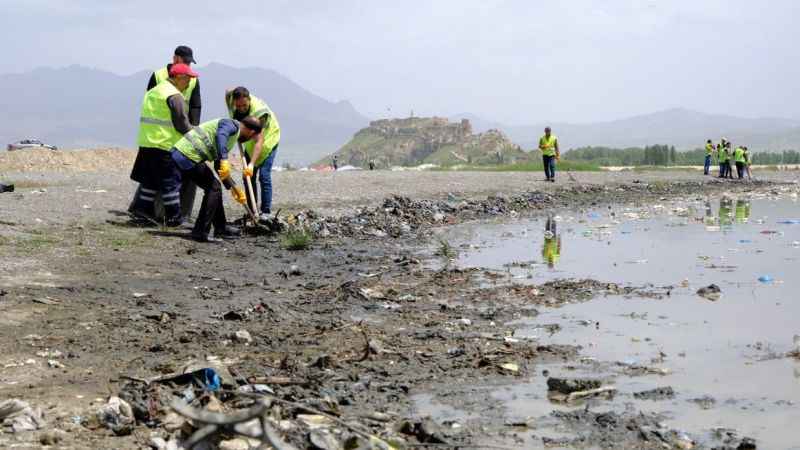 Van Gölü sahilinde çevre temizliği