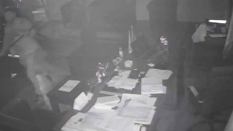 Levyelerle belediyeye saldırıp zarar verdiler