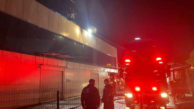 Zeytinburnu'ndaki teknoloji mağazası alev alev yandı