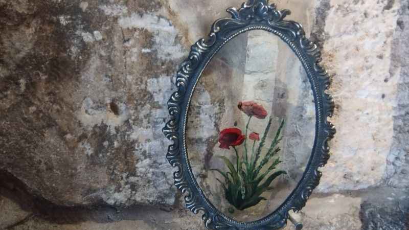 Resimlerinde tuval yerine cam kullanıyor