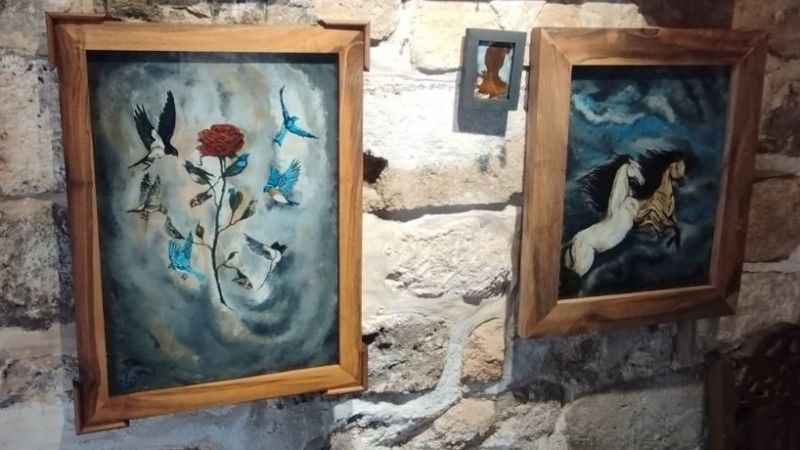 Resimlerinde tuval yerine cam kullanıyor