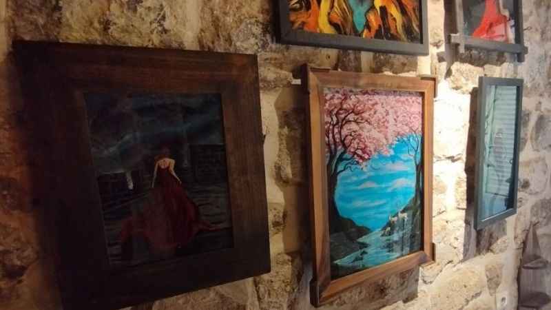 Resimlerinde tuval yerine cam kullanıyor