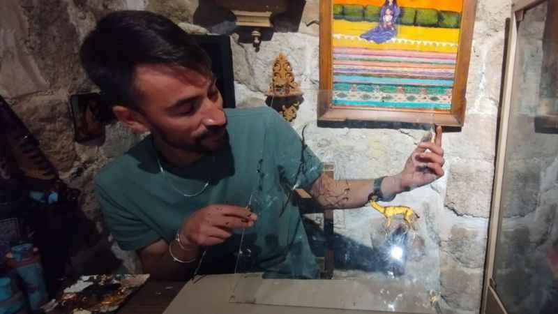 Resimlerinde tuval yerine cam kullanıyor