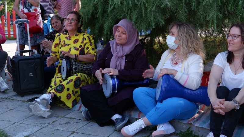 Kadınlardan darbuka ritim grubu 