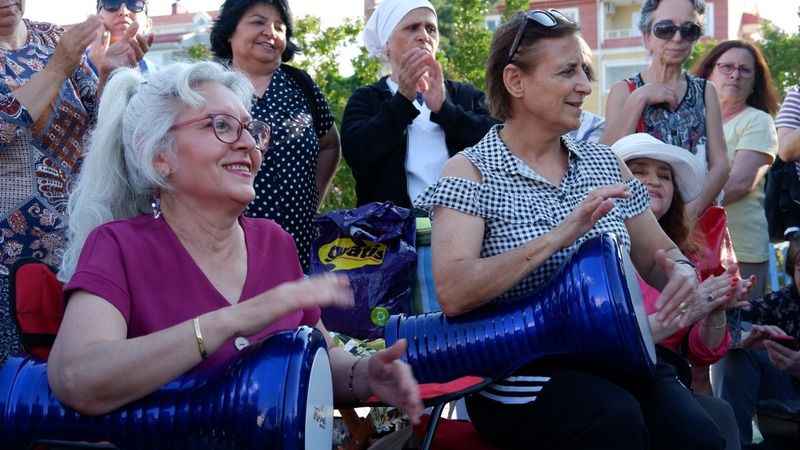 Kadınlardan darbuka ritim grubu 
