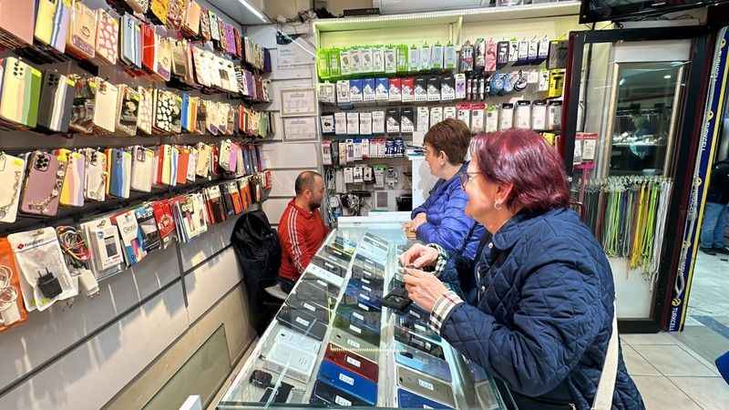 Sıfır telefon alamayanlar tamircilere koşuyor