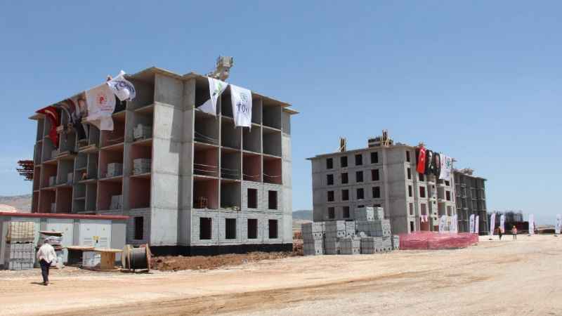 Bakan Özhaseki, örnek daireyi ve inşaatları inceledi