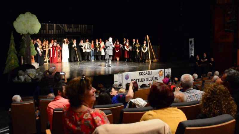 Çerkes kültürünü tiyatroyla yaşatıyorlar