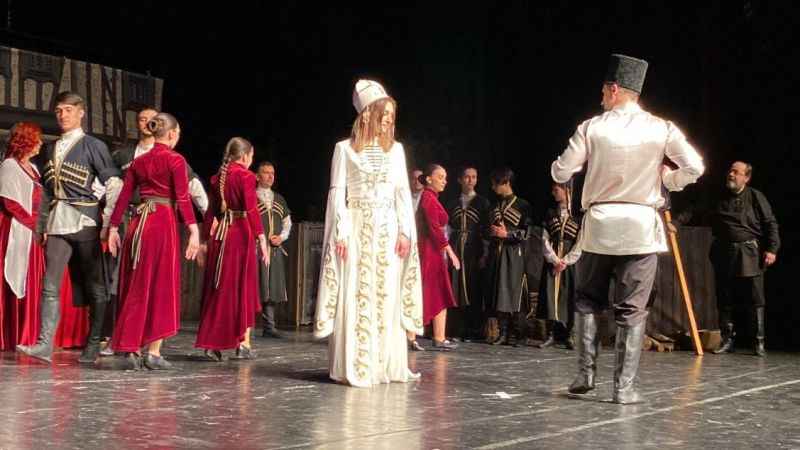 Çerkes kültürünü tiyatroyla yaşatıyorlar