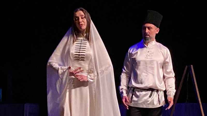 Çerkes kültürünü tiyatroyla yaşatıyorlar