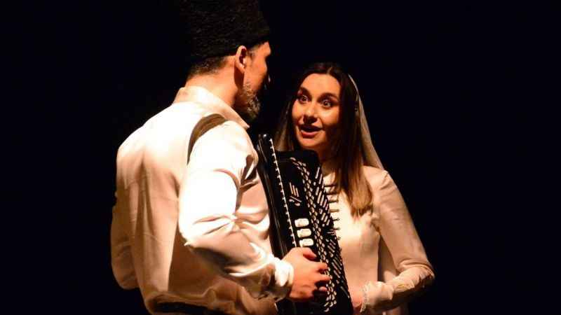 Çerkes kültürünü tiyatroyla yaşatıyorlar