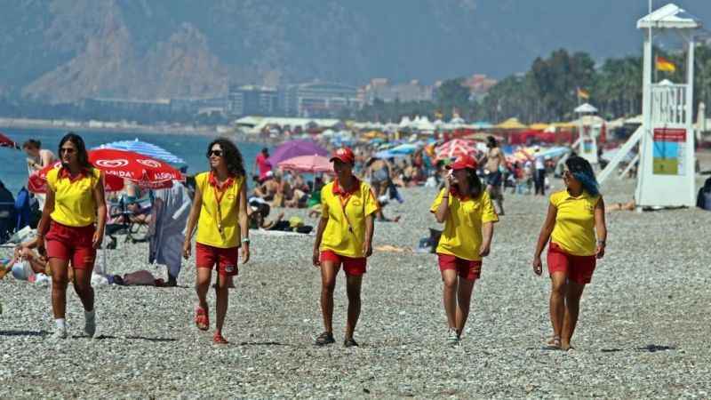 Onları gören erkekler boğulma numarası yapıyor