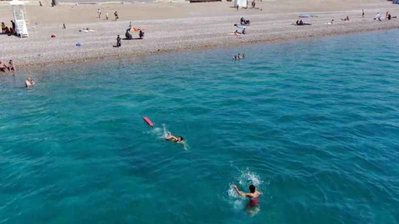Onları gören erkekler boğulma numarası yapıyor