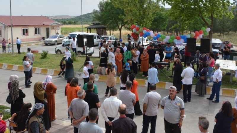 Kanser hastaları halay çekerek moral buluyor