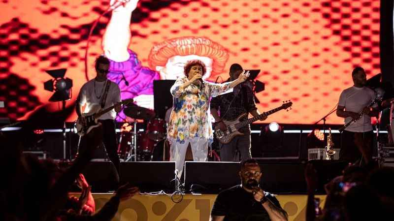 Kapadokya’da Selda Bağcan ve Seksendört rüzgarı