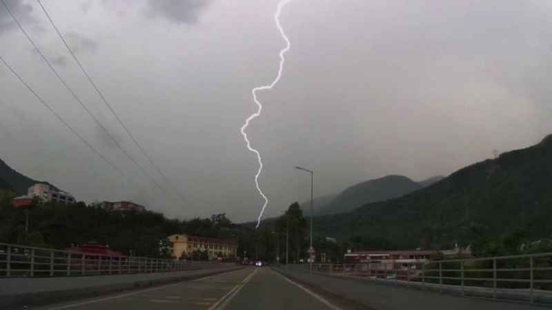 Artvin’de yıldırım düşme anı araç kamerasına yansıdı