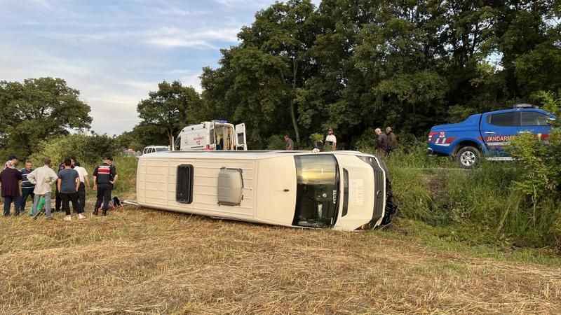 Çanakkale'de düğüne giden minibüs devrildi: 1'i ağır 3 yaralı