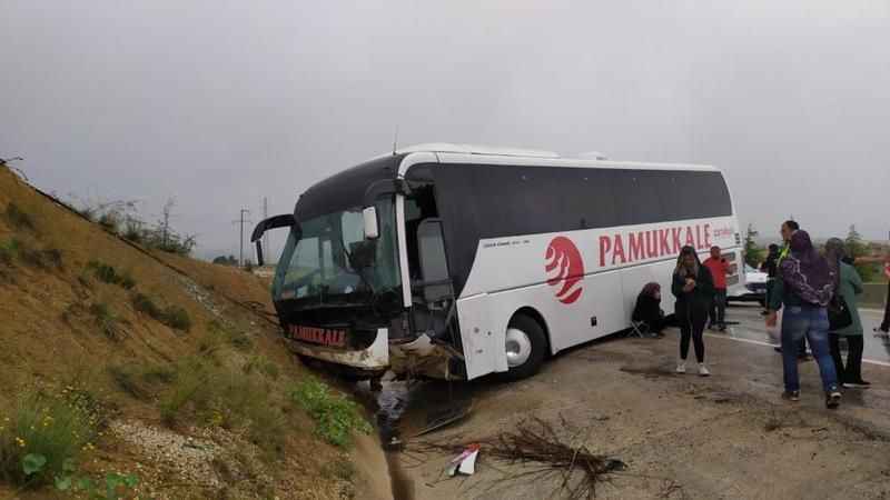 Antalya’da yoldan çıkan otobüs toprak yığınına çarptı: 10 yaralı