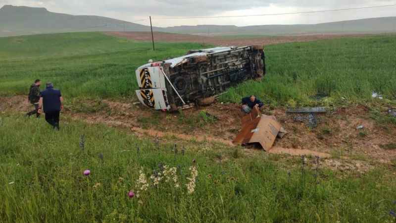 Sivas'ta minibüs tarlaya uçtu: 13 yaralı