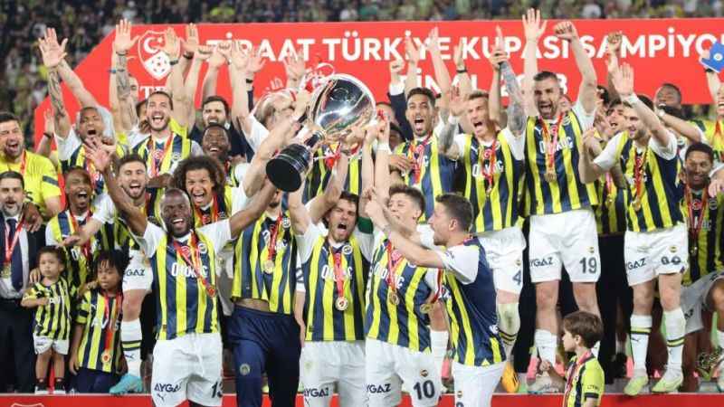 Fenerbahçe kupayı 5 yıldızlı formayla aldı