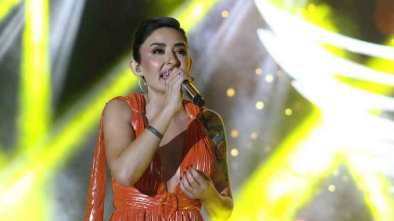 Ünlü sanatçı Melek Mosso sahnede özür diledi: “Helalleşmek istiyorum”