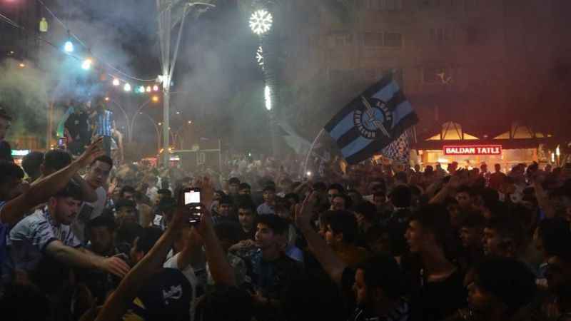 Adana Demirspor’un, Avrupa’ya gitmesi kentte coşkulu şekilde kutlandı