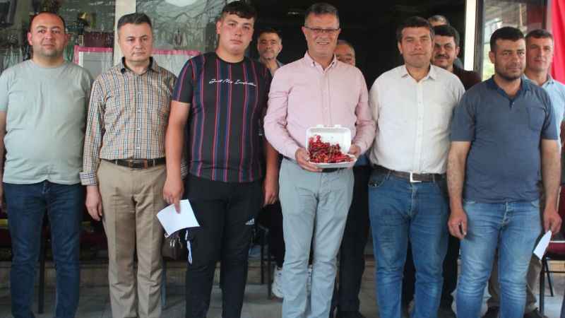 Kiraz yeme yarışmasında renkli görüntüler