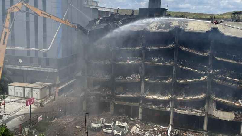 Başakşehir’de yanan iş hanının yıkımına başlandı