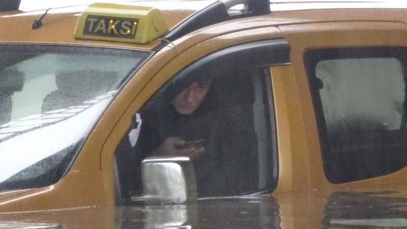 Samsun'da taksici selde aracıyla suyun içinde mahsur kaldı