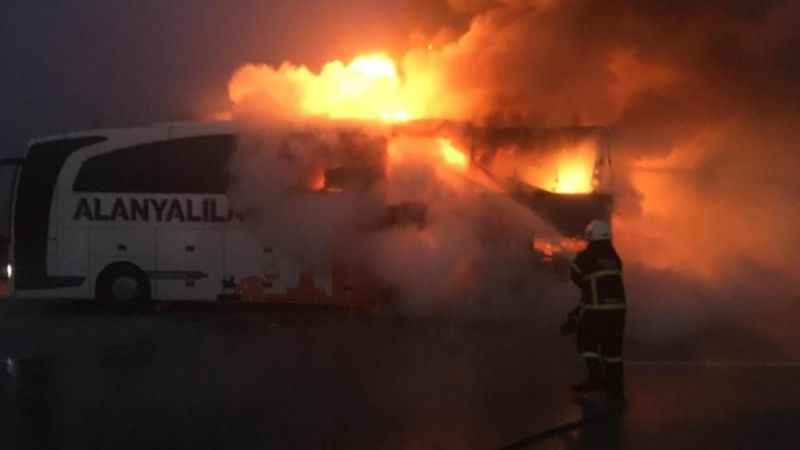 Burdur’da seyir halindeki yolcu otobüsü tamamen yandı