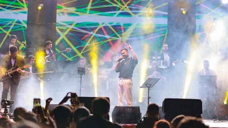 ModaFest Kenan Doğulu şarkılarıyla devam etti