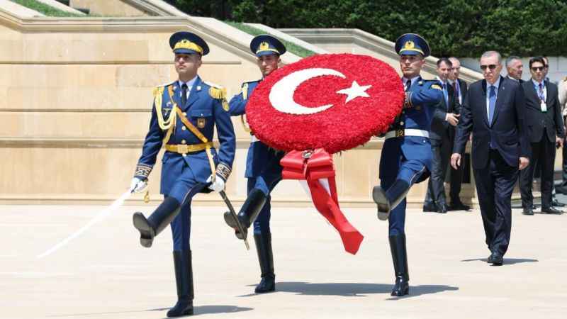 Cumhurbaşkanı Erdoğan, Bakü'de şehitliği ziyaret etti