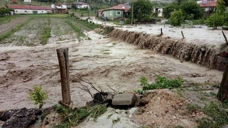Ankara’da sel hayatı durma noktasına getirdi