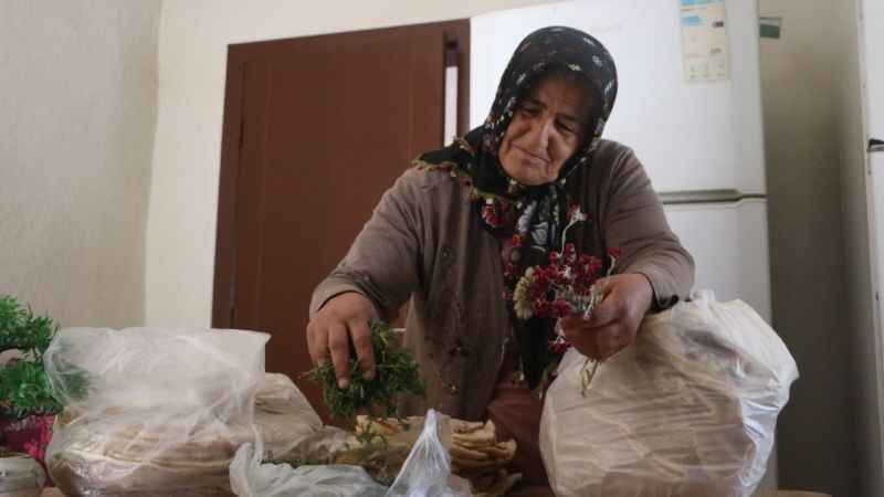 Depremde vefat eden sosyal medya fenomeni Taha Duymaz’ın annesi: “Taha’nın mutfağı öksüz kaldı”