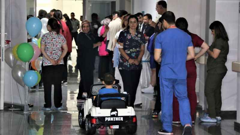 Çocuklar ameliyata akülü arabayla gidecek