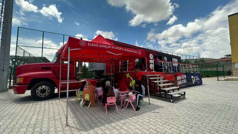 Depremzede çocuklar mobil simülatörle eğlendi