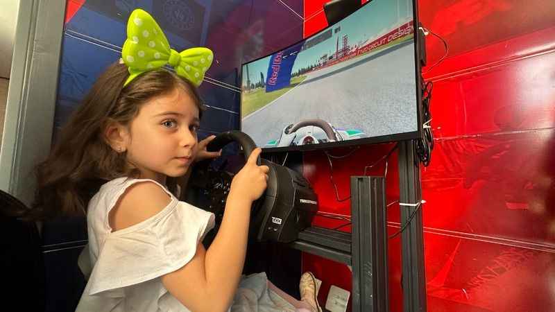 Depremzede çocuklar mobil simülatörle eğlendi