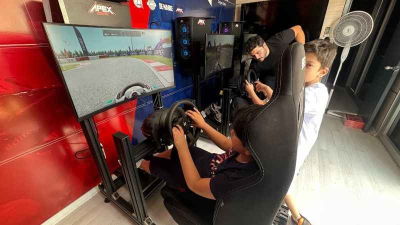 Depremzede çocuklar mobil simülatörle eğlendi