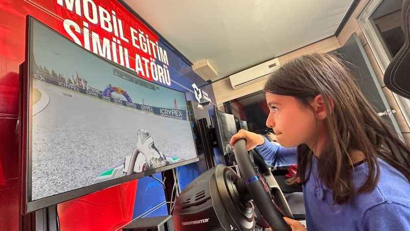 Depremzede çocuklar mobil simülatörle eğlendi