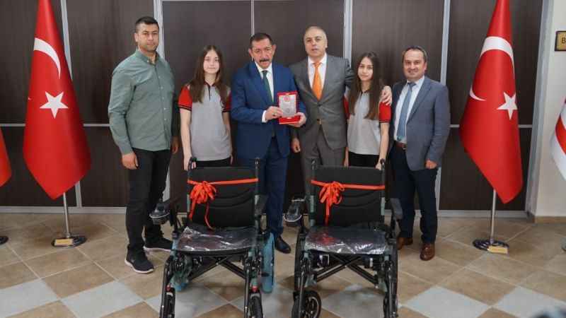 Öğrenciler, engelliler için atık yağ topladı