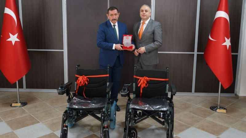 Öğrenciler, engelliler için atık yağ topladı