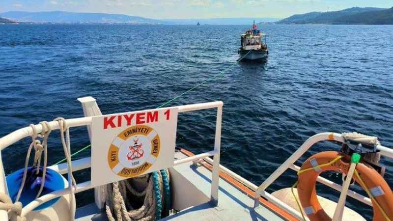 Çanakkale Boğazı’da sürüklenen tekne kurtarıldı