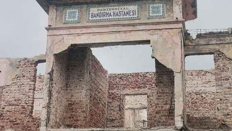 100 yıllık hastane çürümeye terk edildi