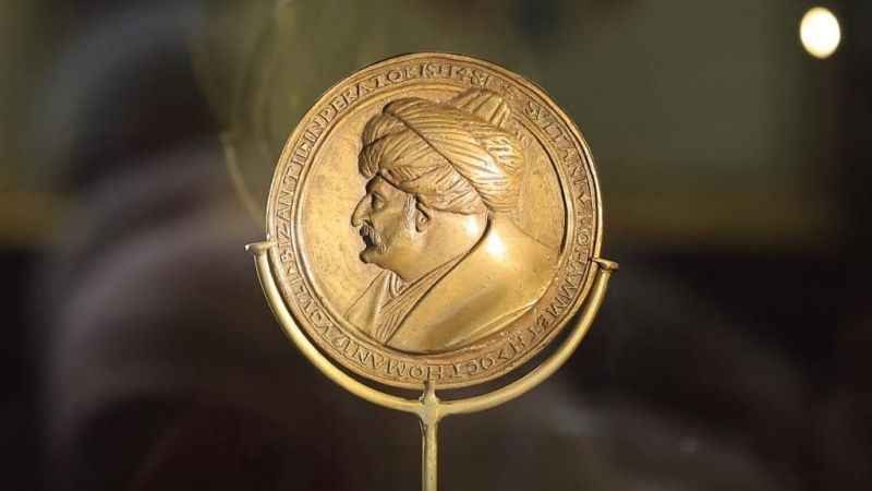 Fatih Sultan Mehmet madalyonunun sergilenmesine başlandı