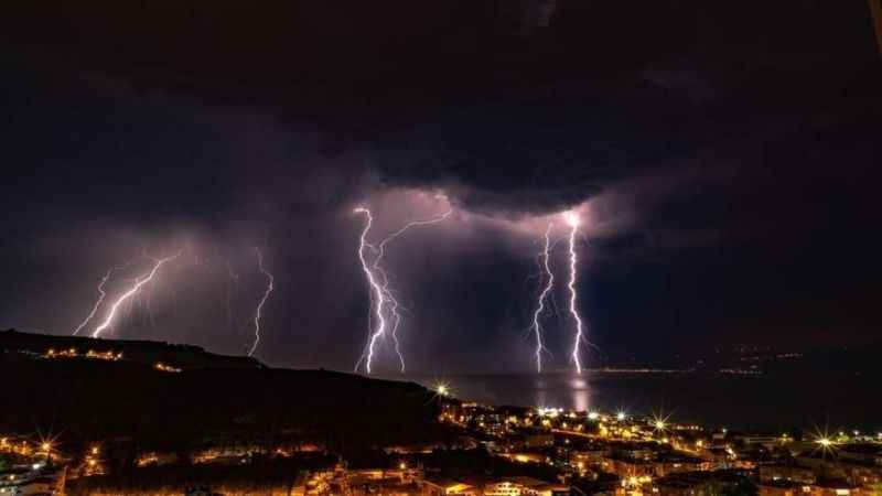 Şimşeğin su ile buluştuğu o an fotoğraflanıp ölümsüzleştirildi